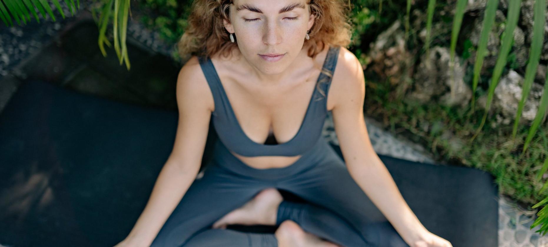 Spazio tranquillo per la meditazione con luce naturale e atmosfera contemplativa